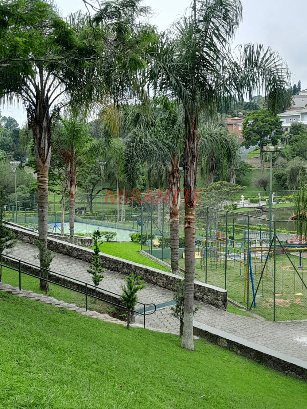 Terreno de 1754m² em Caieras