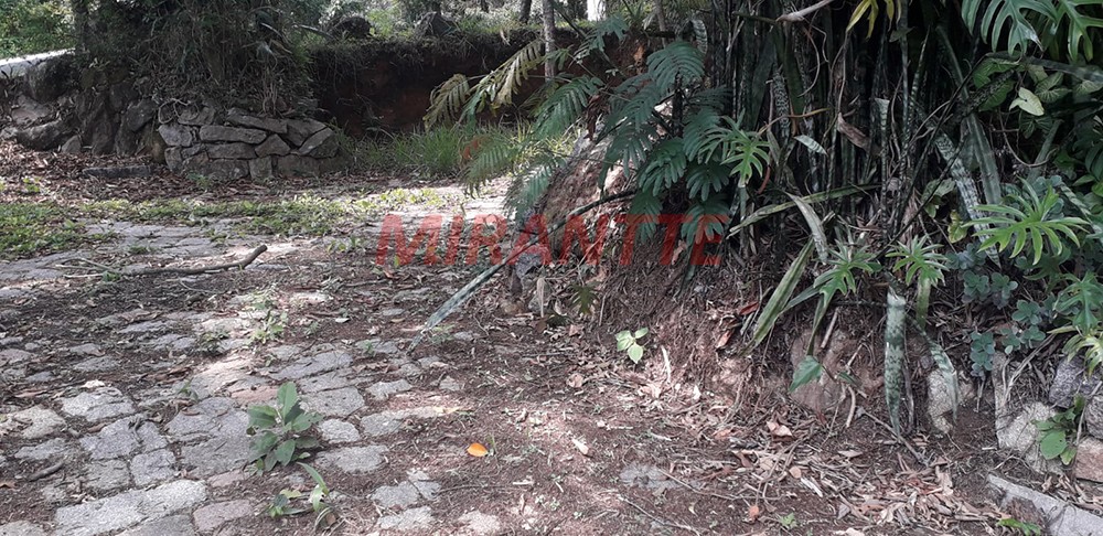 Terreno de 1754m² em Caieras