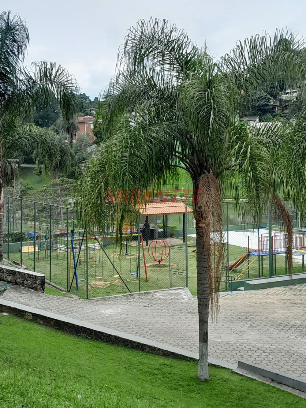 Terreno de 1754m² em Caieras