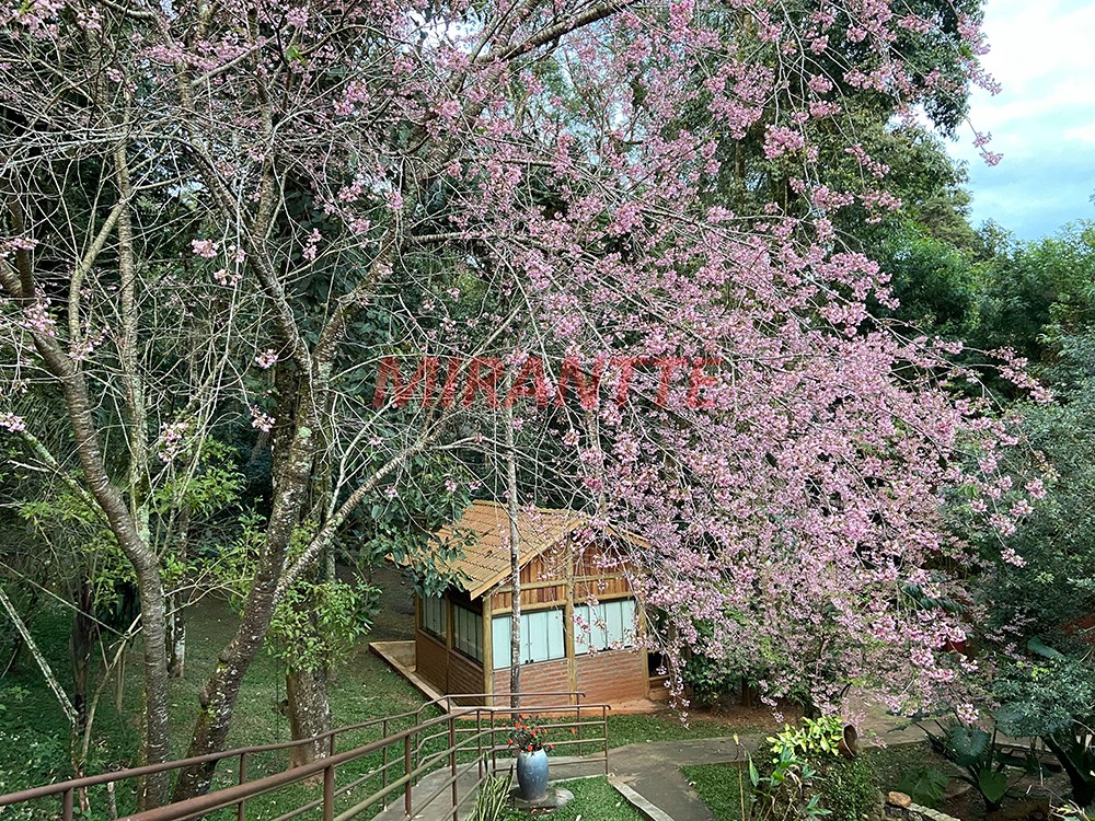 Sobrado de 700m² com 7 quartos em Serra Da Cantareira