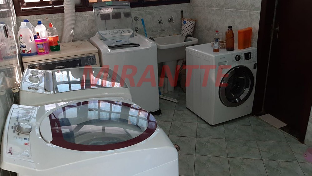 Cond. fechado de 905m² com 4 quartos em Serra da Cantareira