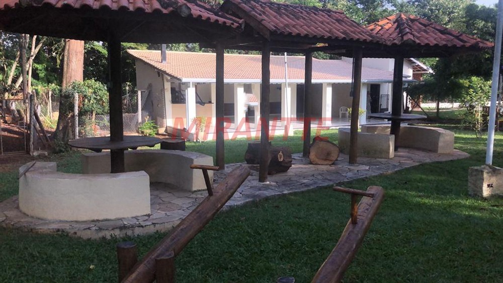 Cond. fechado de 145m² com 3 quartos em Centro