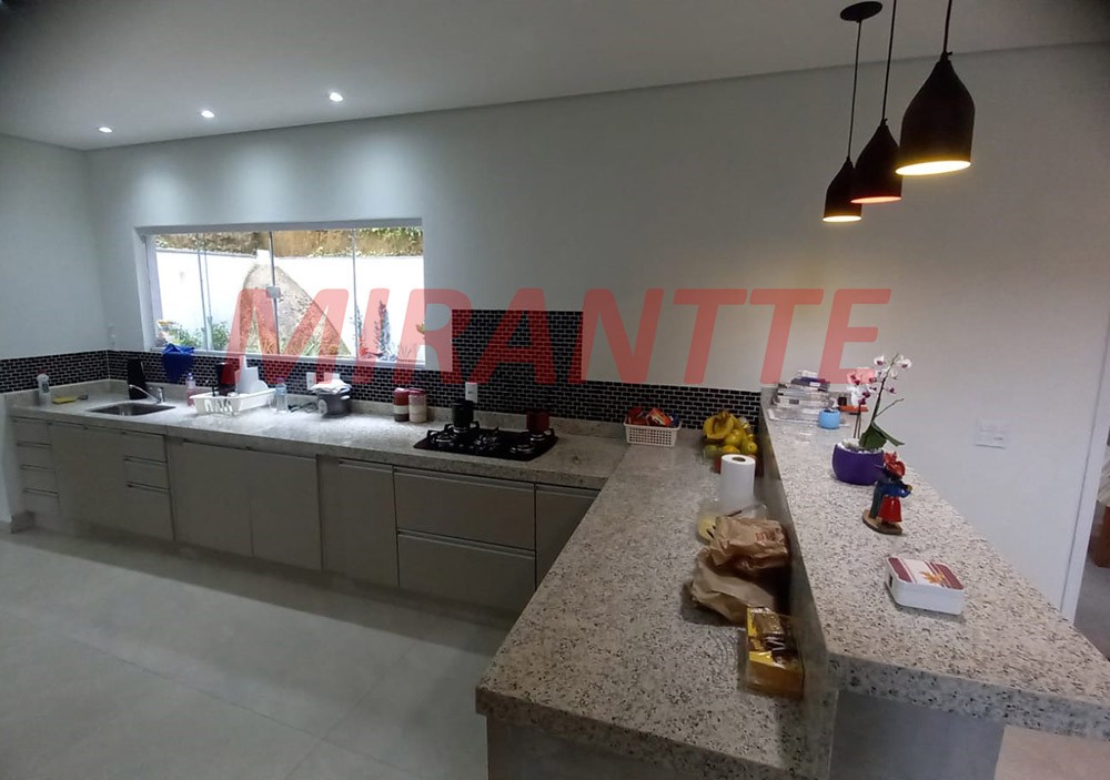 Sobrado de 262.53m² com 4 quartos em Serra Da Cantareira
