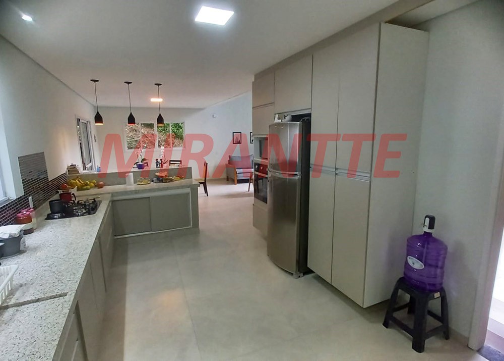Sobrado de 262.53m² com 4 quartos em Serra Da Cantareira
