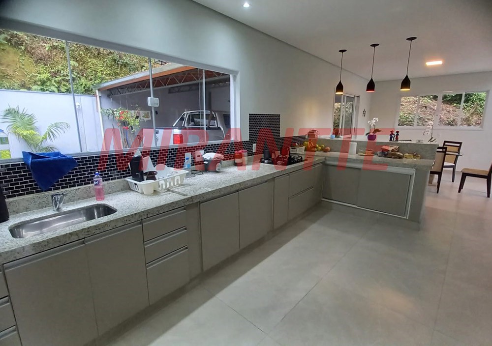 Sobrado de 262.53m² com 4 quartos em Serra Da Cantareira