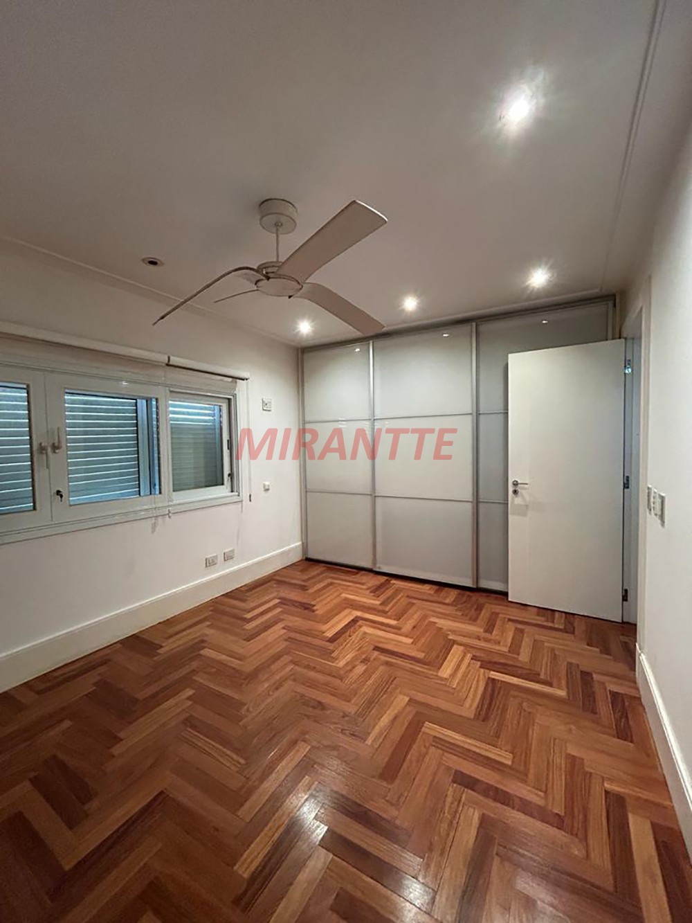 Sobrado de 693m² com 8 quartos em Lapa