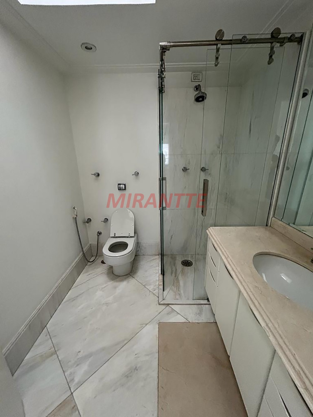 Sobrado de 693m² com 8 quartos em Lapa