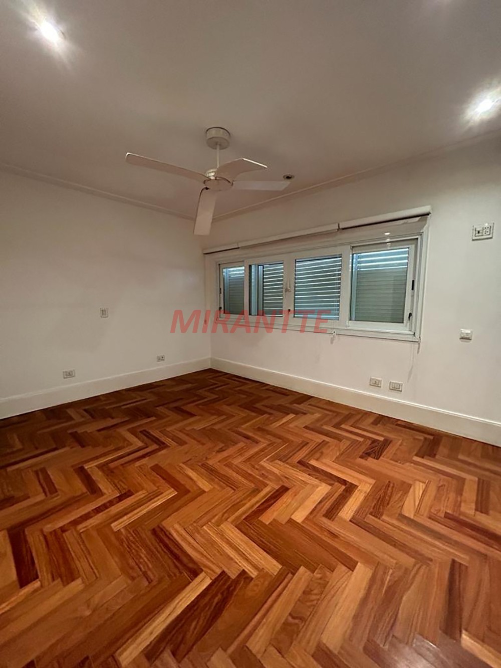 Sobrado de 693m² com 8 quartos em Lapa