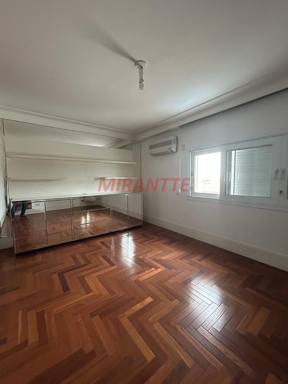 Sobrado de 693m² com 8 quartos em Lapa