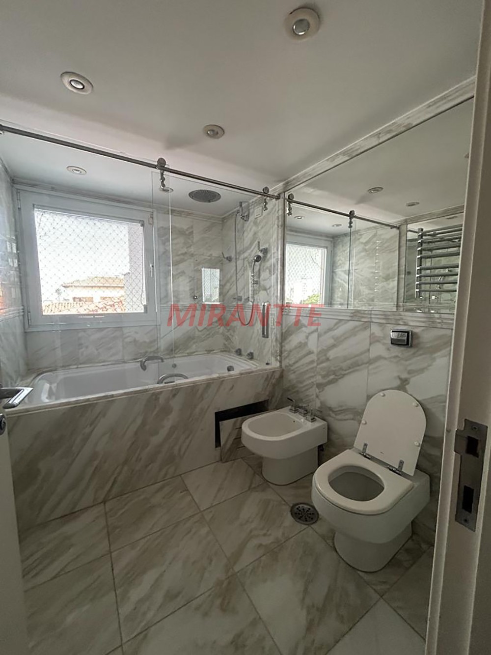Sobrado de 693m² com 8 quartos em Lapa