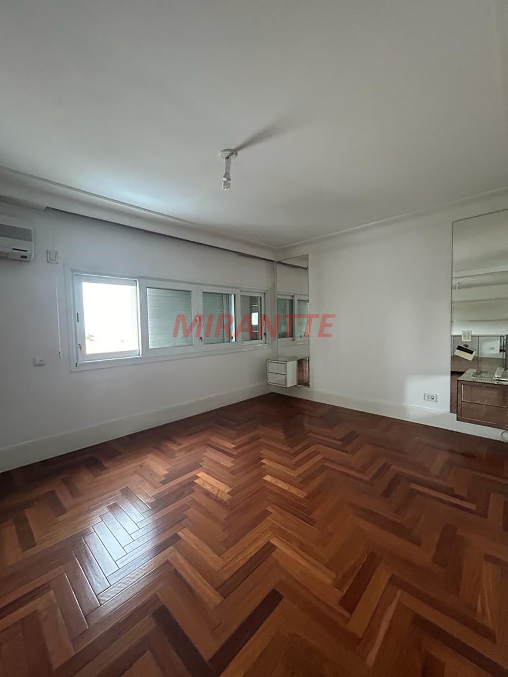 Sobrado de 693m² com 8 quartos em Lapa