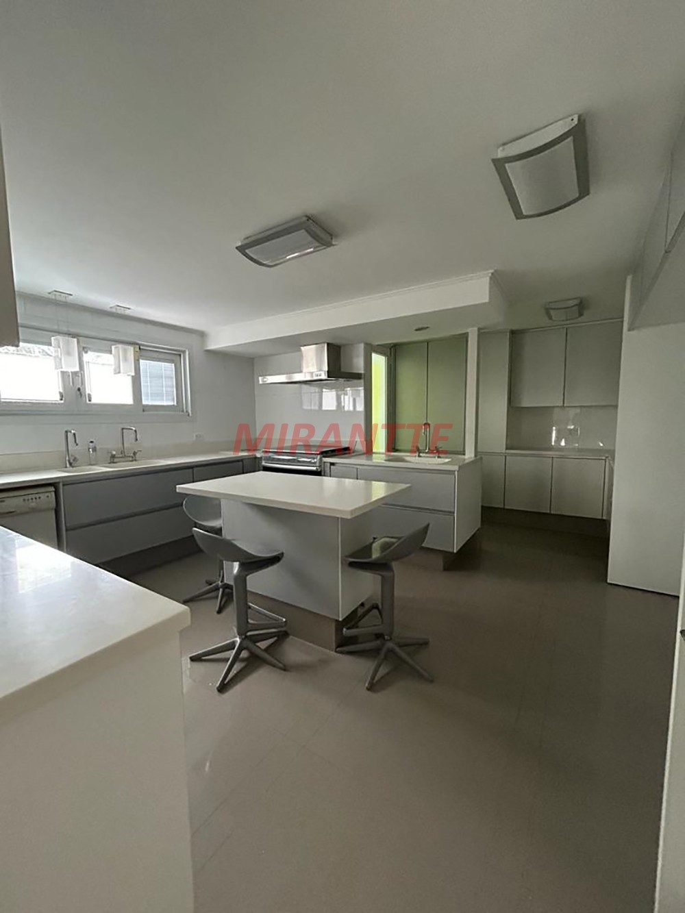 Sobrado de 693m² com 8 quartos em Lapa