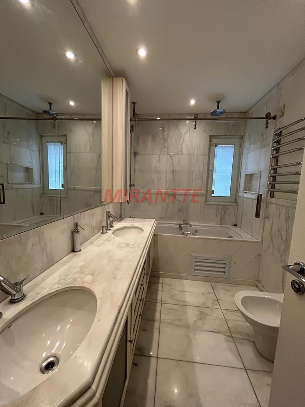 Sobrado de 693m² com 8 quartos em Lapa