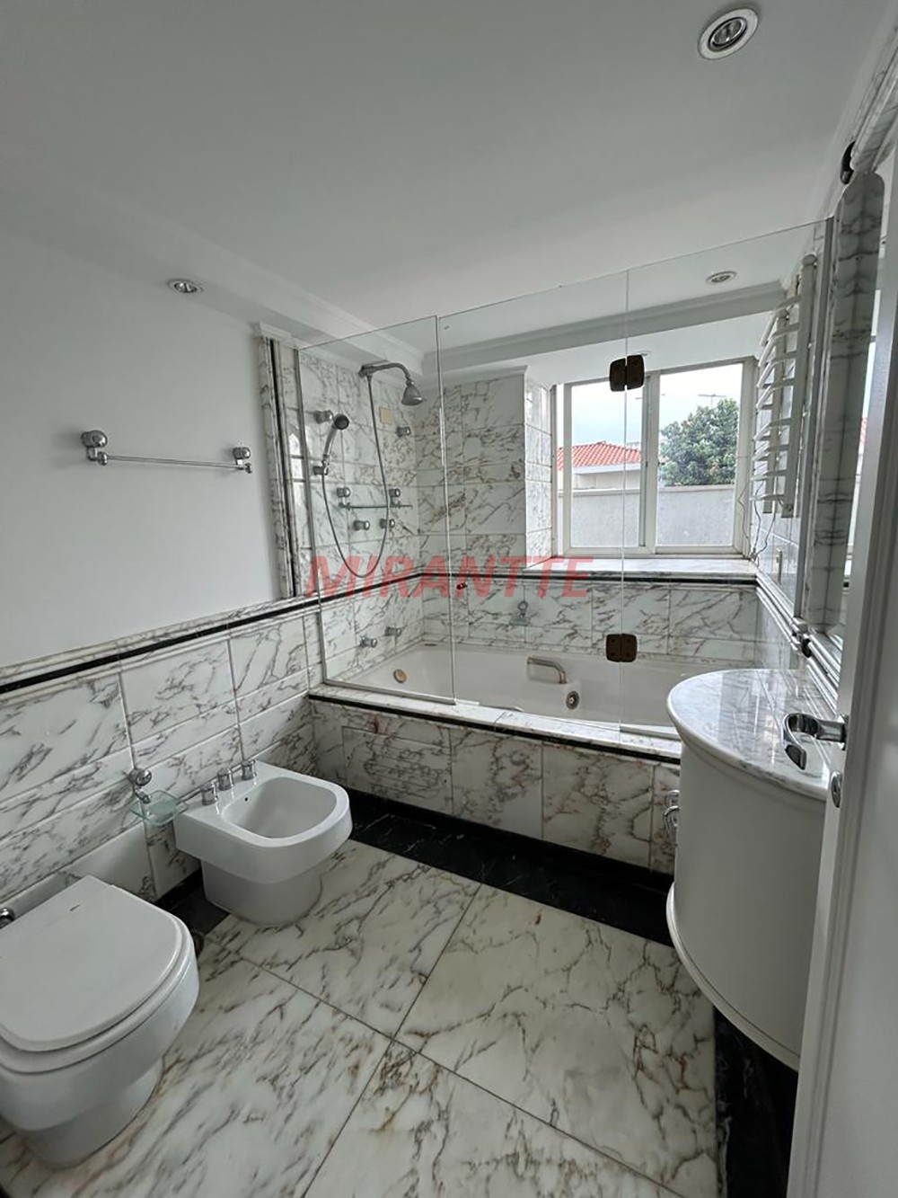 Sobrado de 693m² com 8 quartos em Lapa