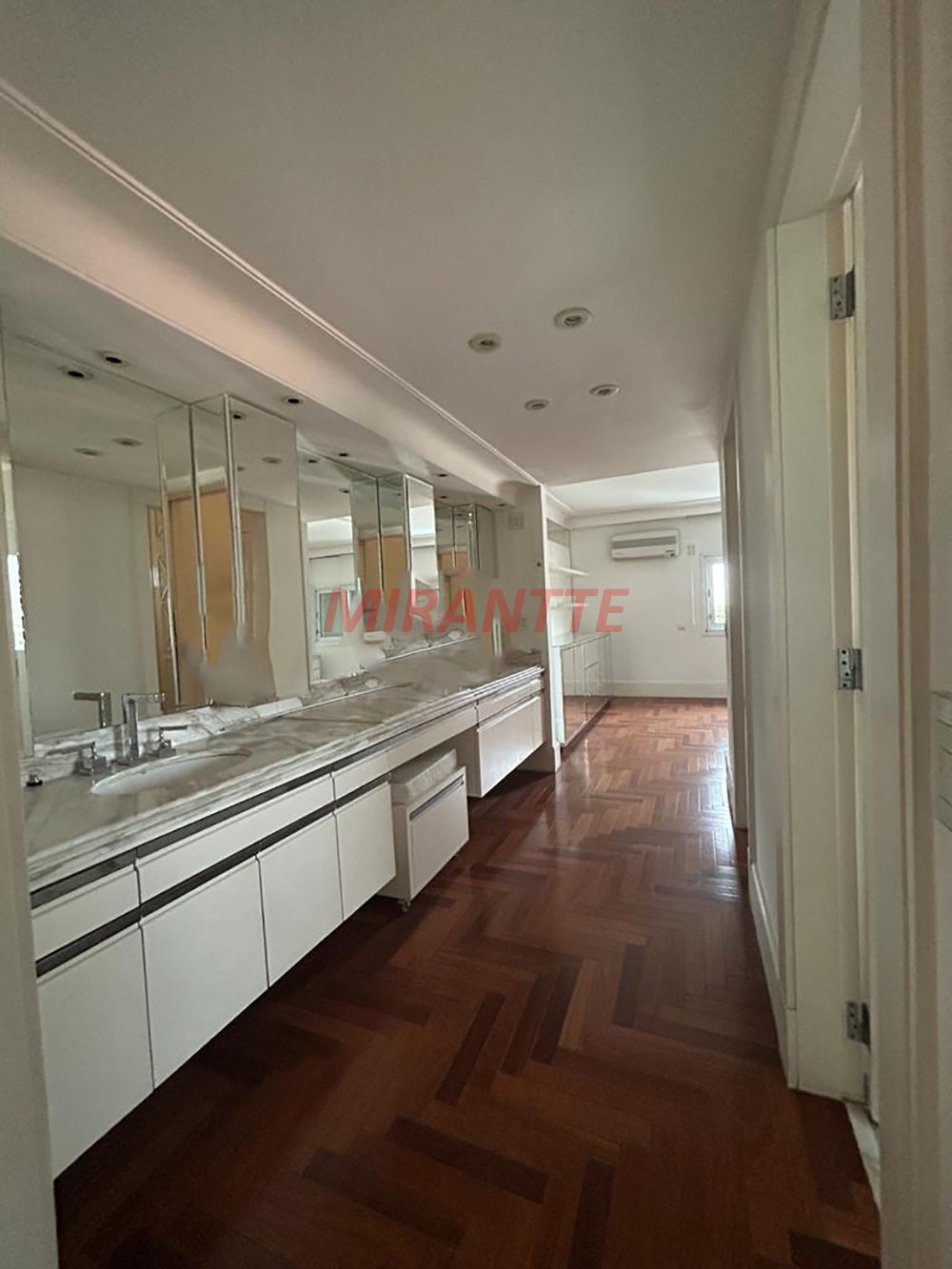 Sobrado de 693m² com 8 quartos em Lapa