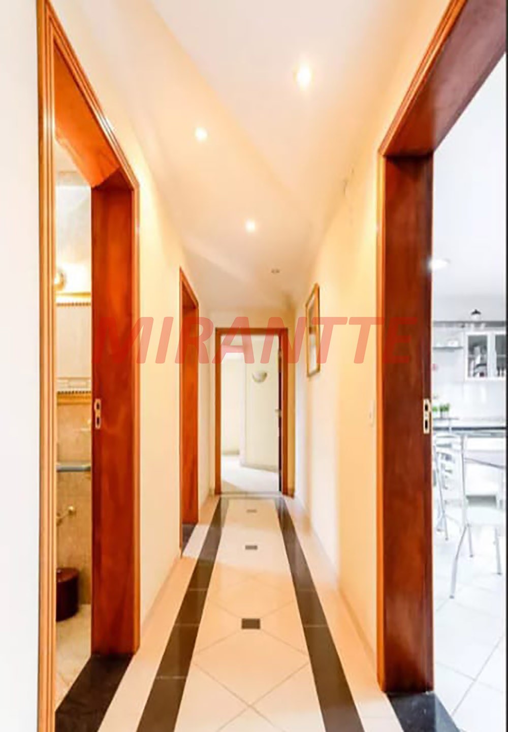 Sobrado de 560m² com 4 quartos em Jardim Guapíra
