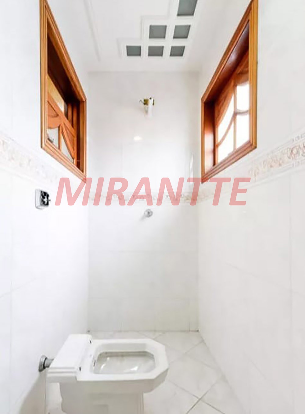 Sobrado de 560m² com 4 quartos em Jardim Guapíra