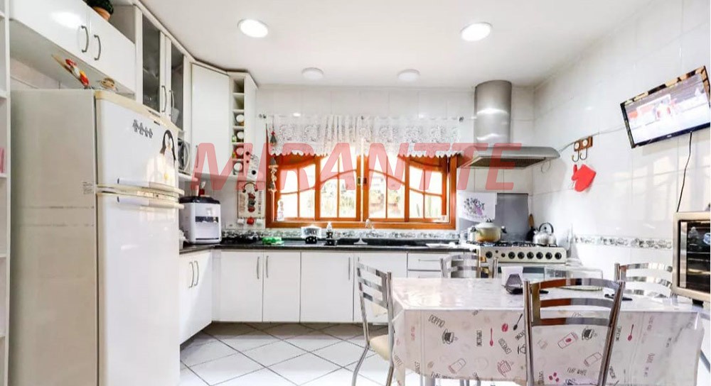 Sobrado de 560m² com 4 quartos em Jardim Guapíra
