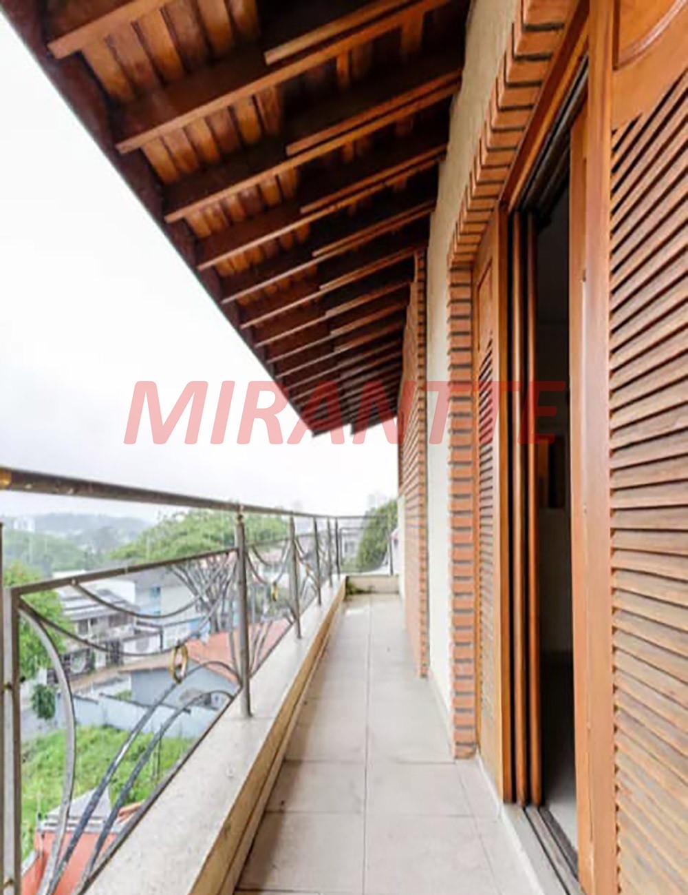 Sobrado de 560m² com 4 quartos em Jardim Guapíra