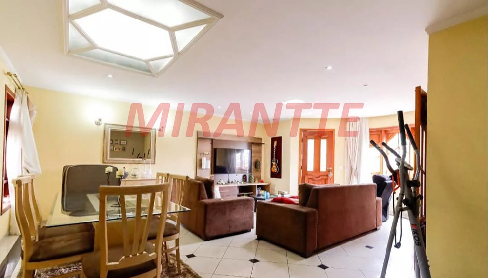 Sobrado de 560m² com 4 quartos em Jardim Guapíra