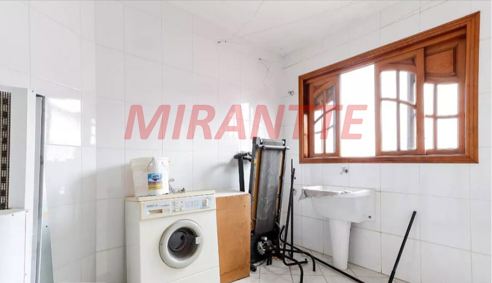 Sobrado de 560m² com 4 quartos em Jardim Guapíra