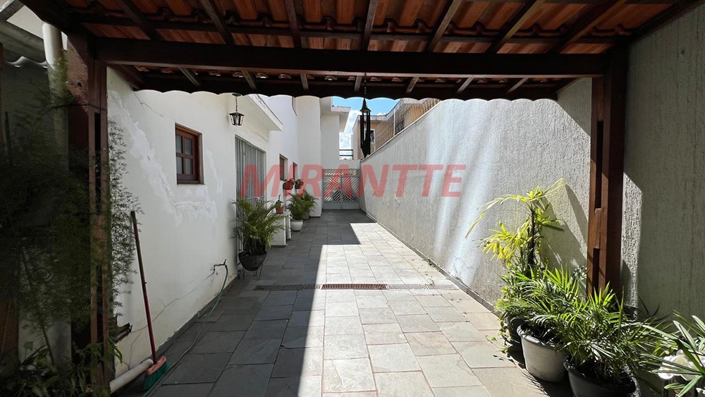 Sobrado de 214m² com 3 quartos em Água Fria