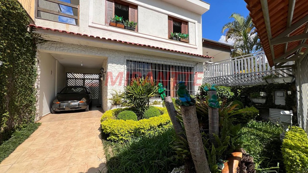 Sobrado de 214m² com 3 quartos em Água Fria