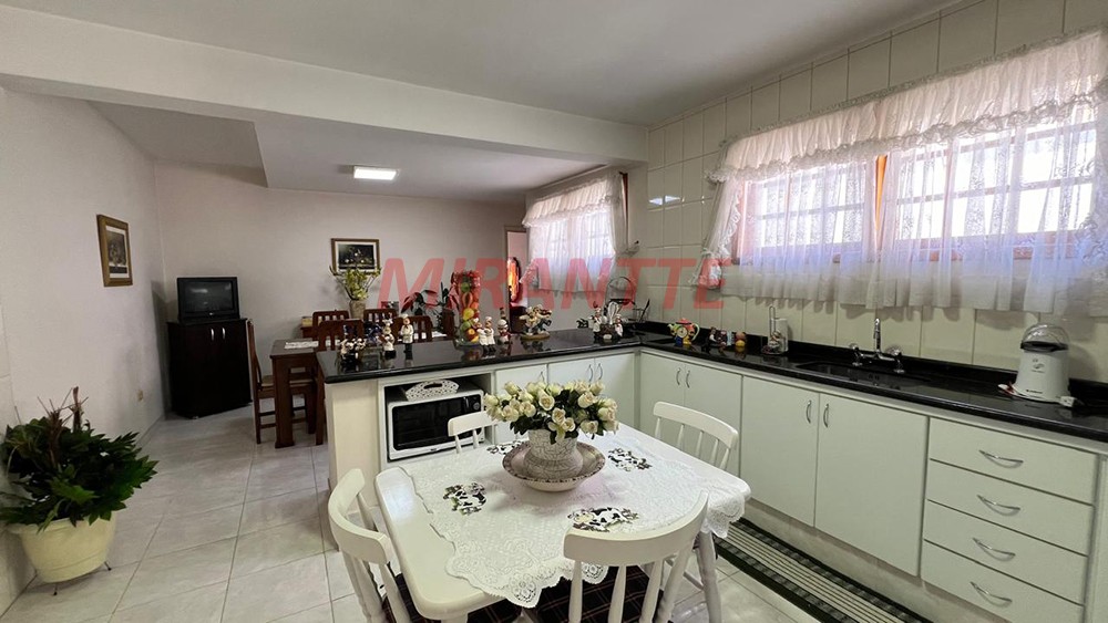 Sobrado de 214m² com 3 quartos em Água Fria