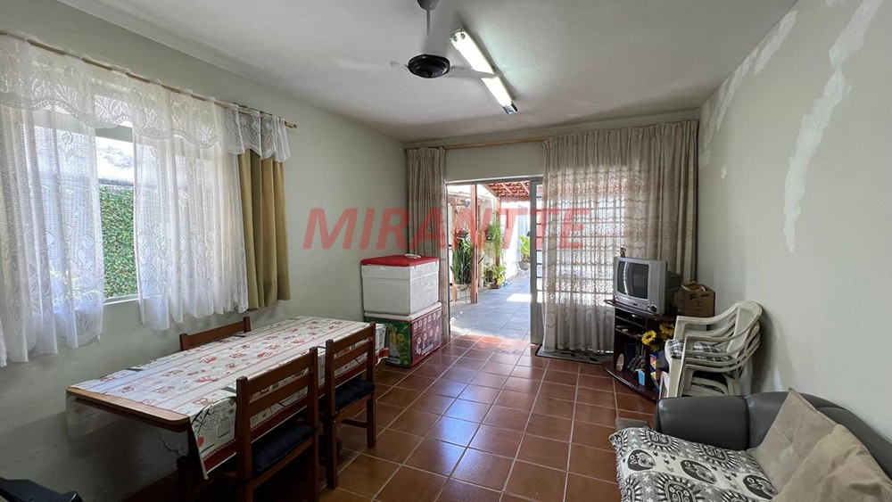 Sobrado de 214m² com 3 quartos em Água Fria
