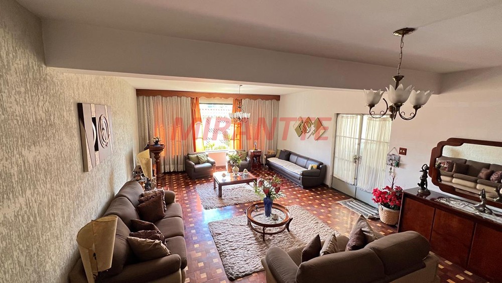 Sobrado de 214m² com 3 quartos em Água Fria