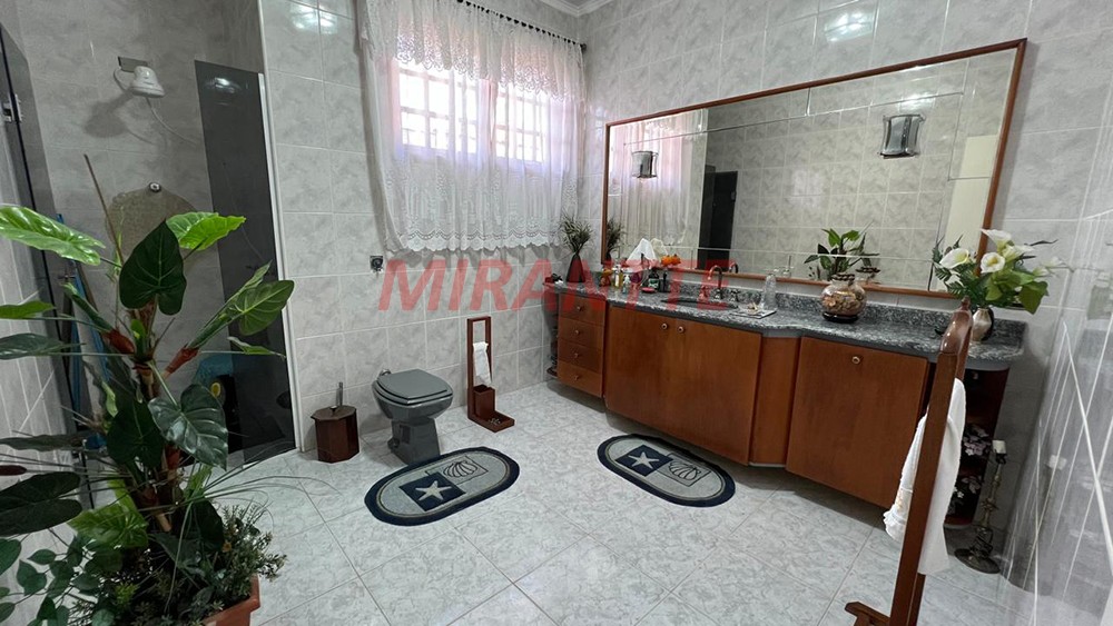 Sobrado de 214m² com 3 quartos em Água Fria