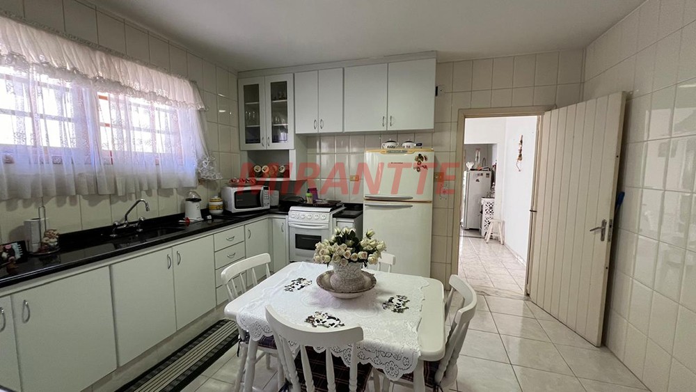 Sobrado de 214m² com 3 quartos em Água Fria
