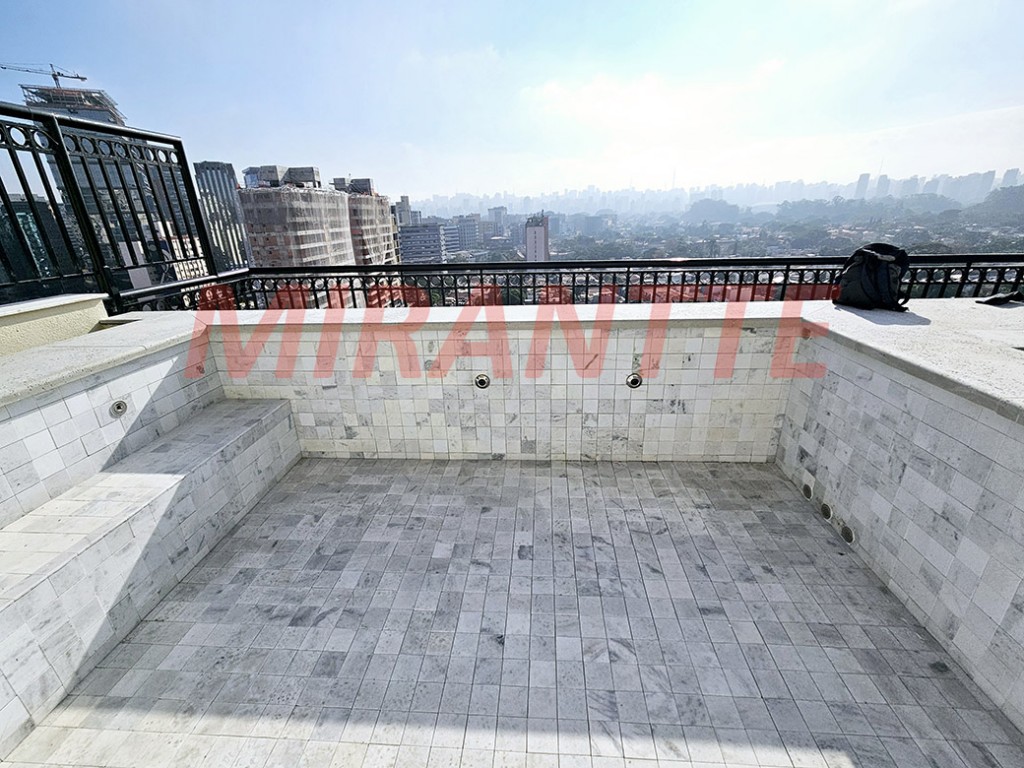 Cobertura de 420m² com 4 quartos em Vila Nova Conceição