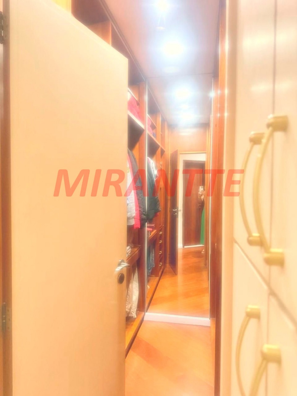 Sobrado de 300m² com 4 quartos em Jardim Guapíra