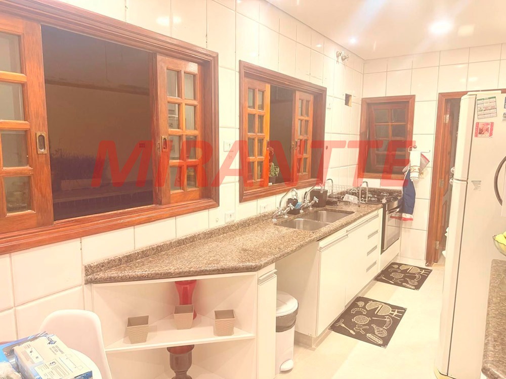 Sobrado de 300m² com 4 quartos em Jardim Guapíra