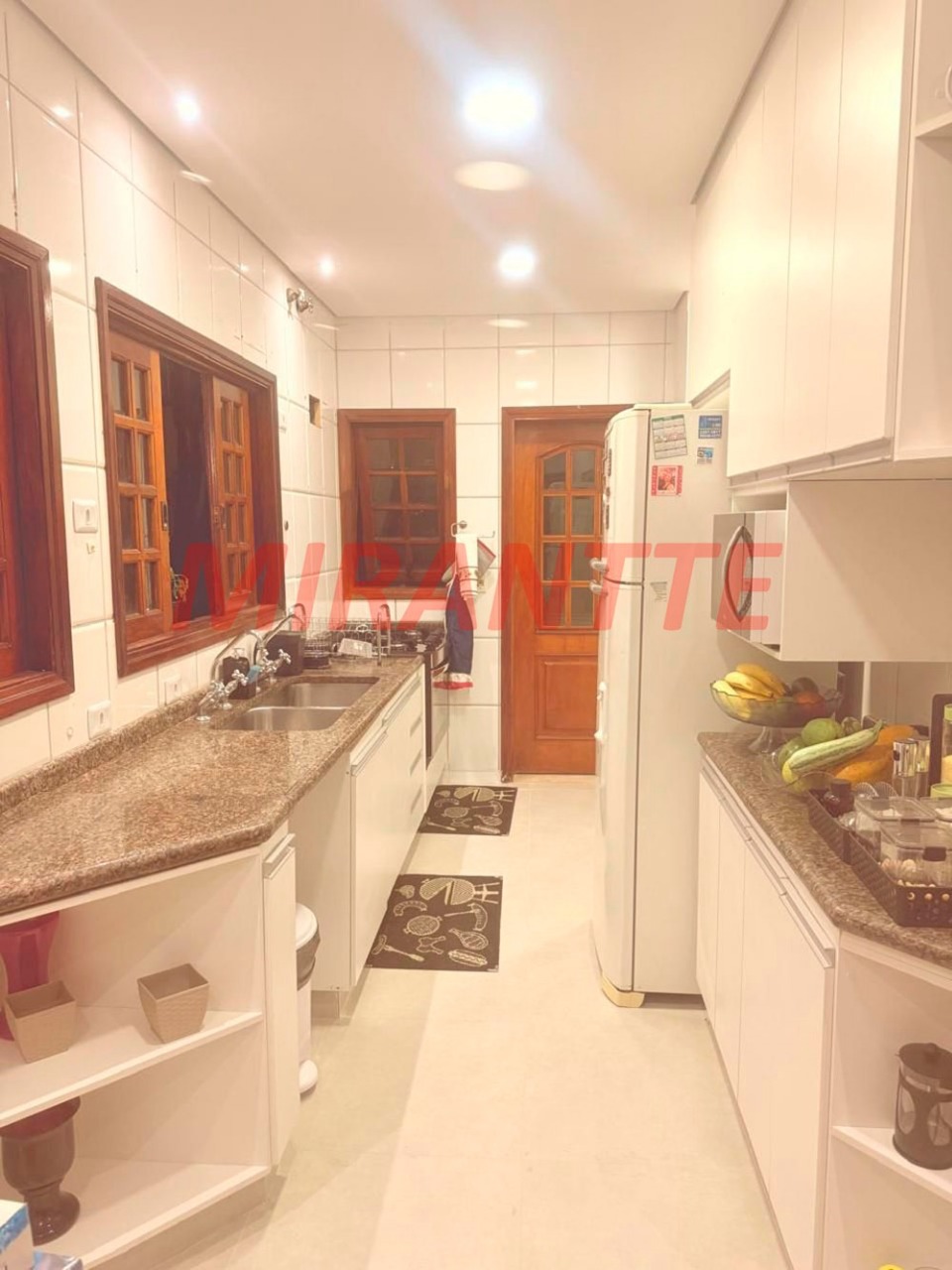 Sobrado de 300m² com 4 quartos em Jardim Guapíra