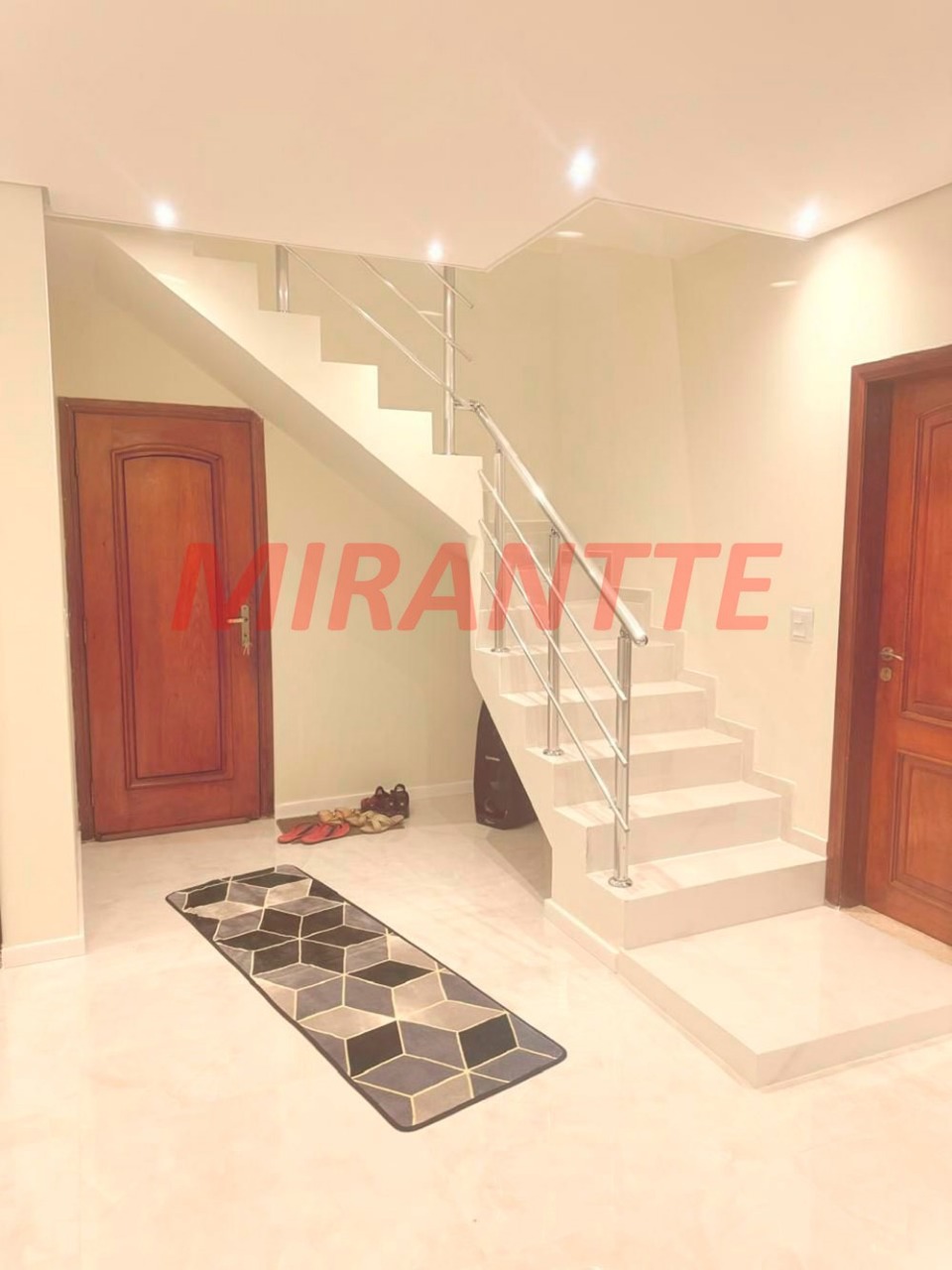 Sobrado de 300m² com 4 quartos em Jardim Guapíra