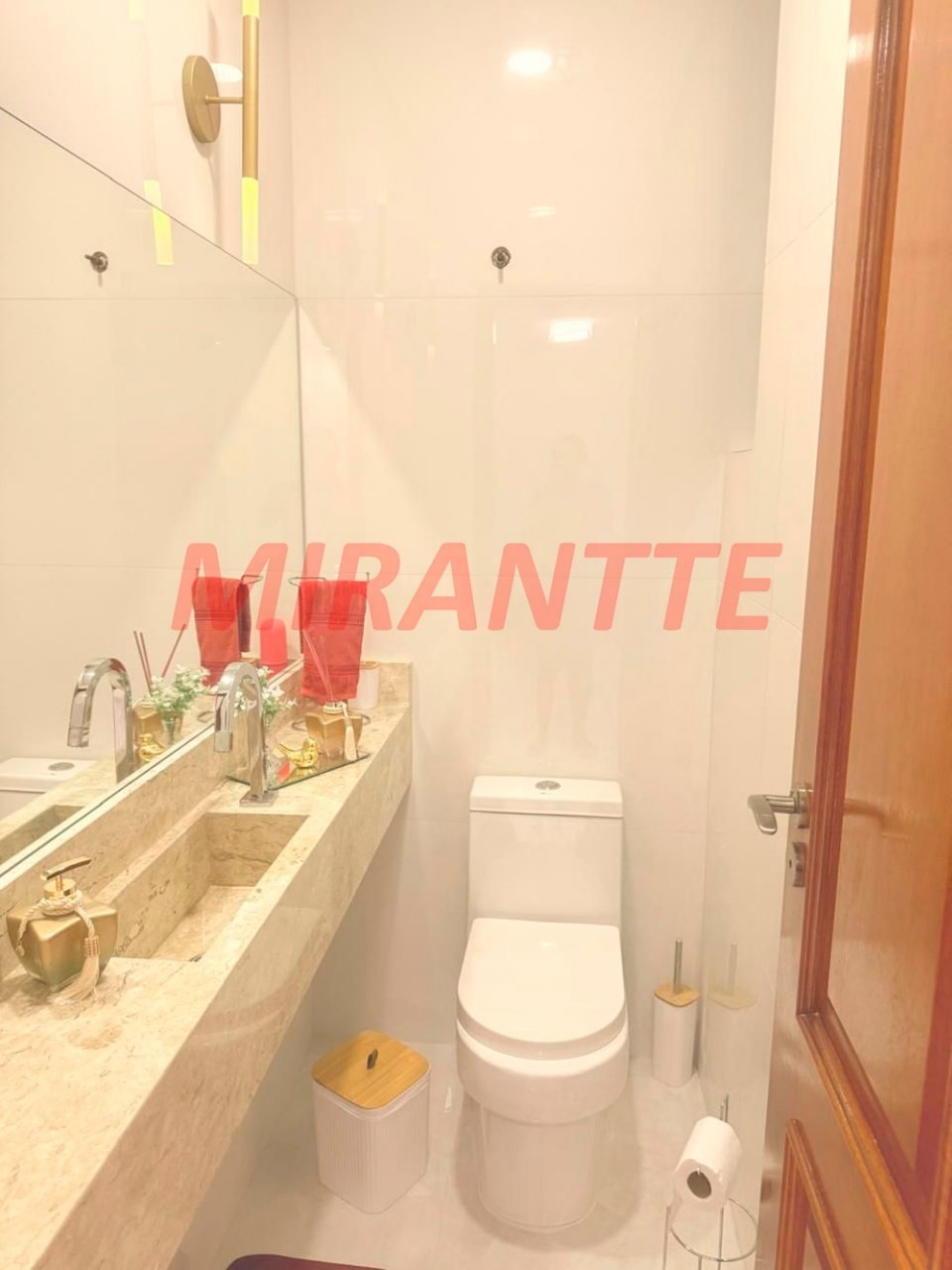 Sobrado de 300m² com 4 quartos em Jardim Guapíra