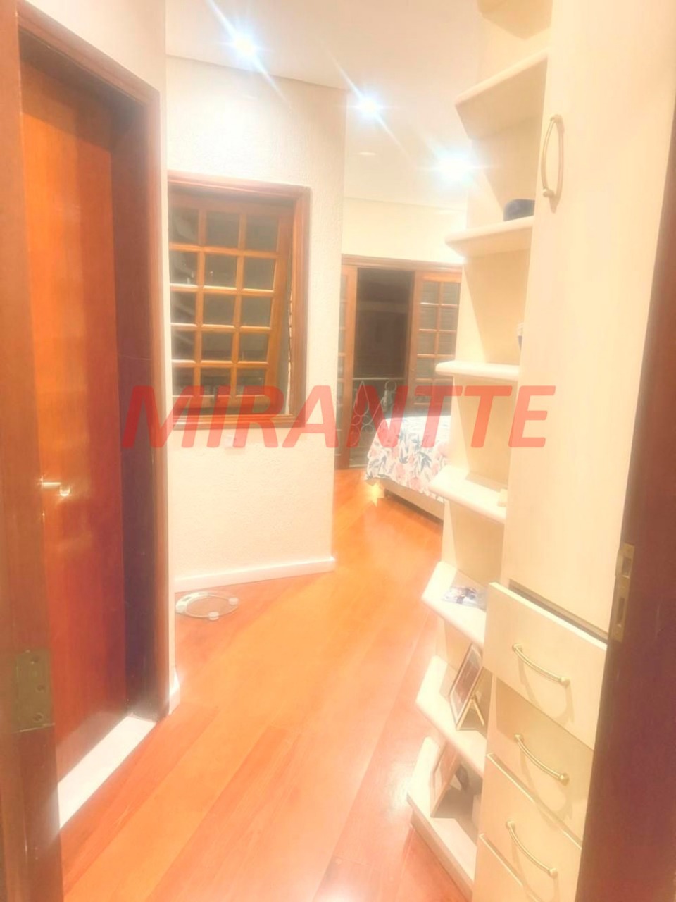 Sobrado de 300m² com 4 quartos em Jardim Guapíra