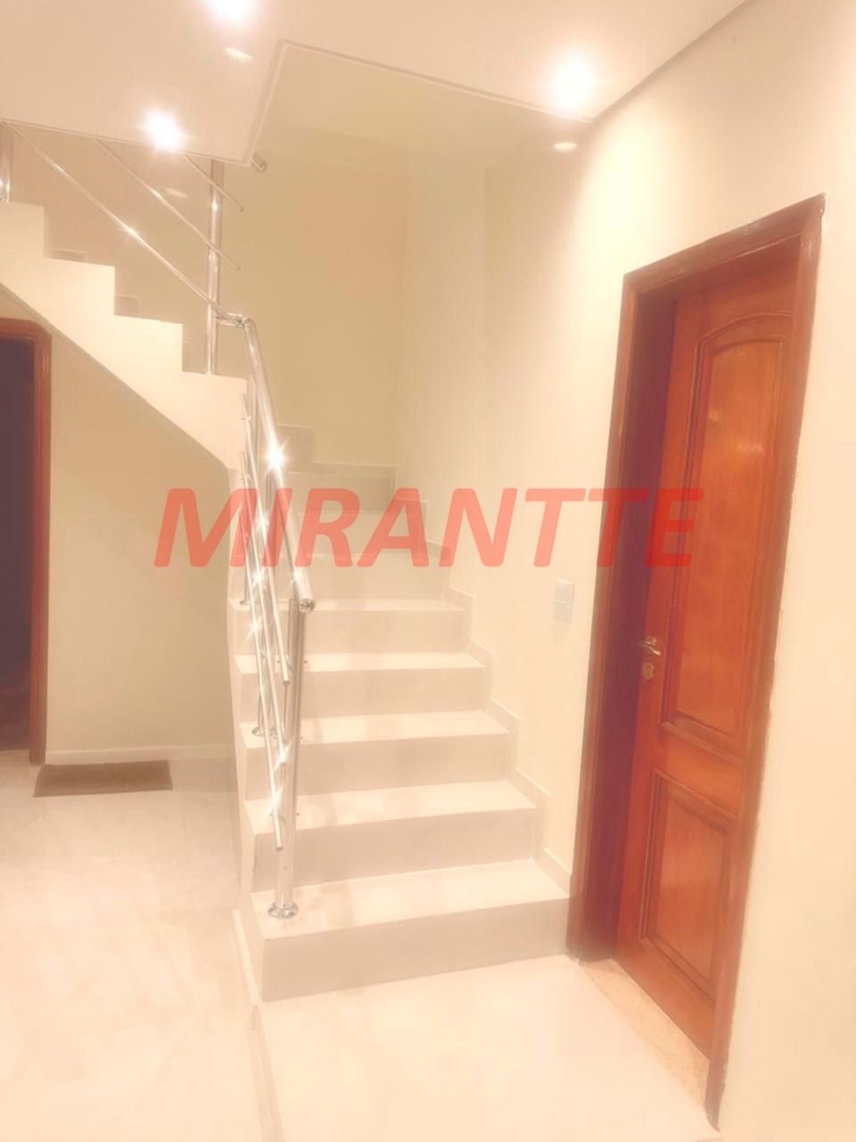 Sobrado de 300m² com 4 quartos em Jardim Guapíra