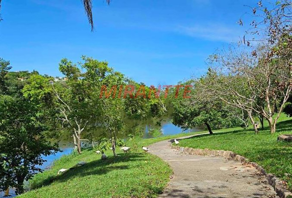 Terreno de 810m² em Centro