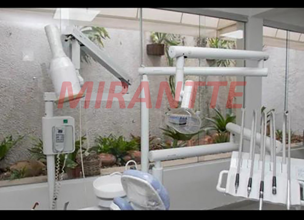 Sobrado de 256m² com 4 quartos em Santana