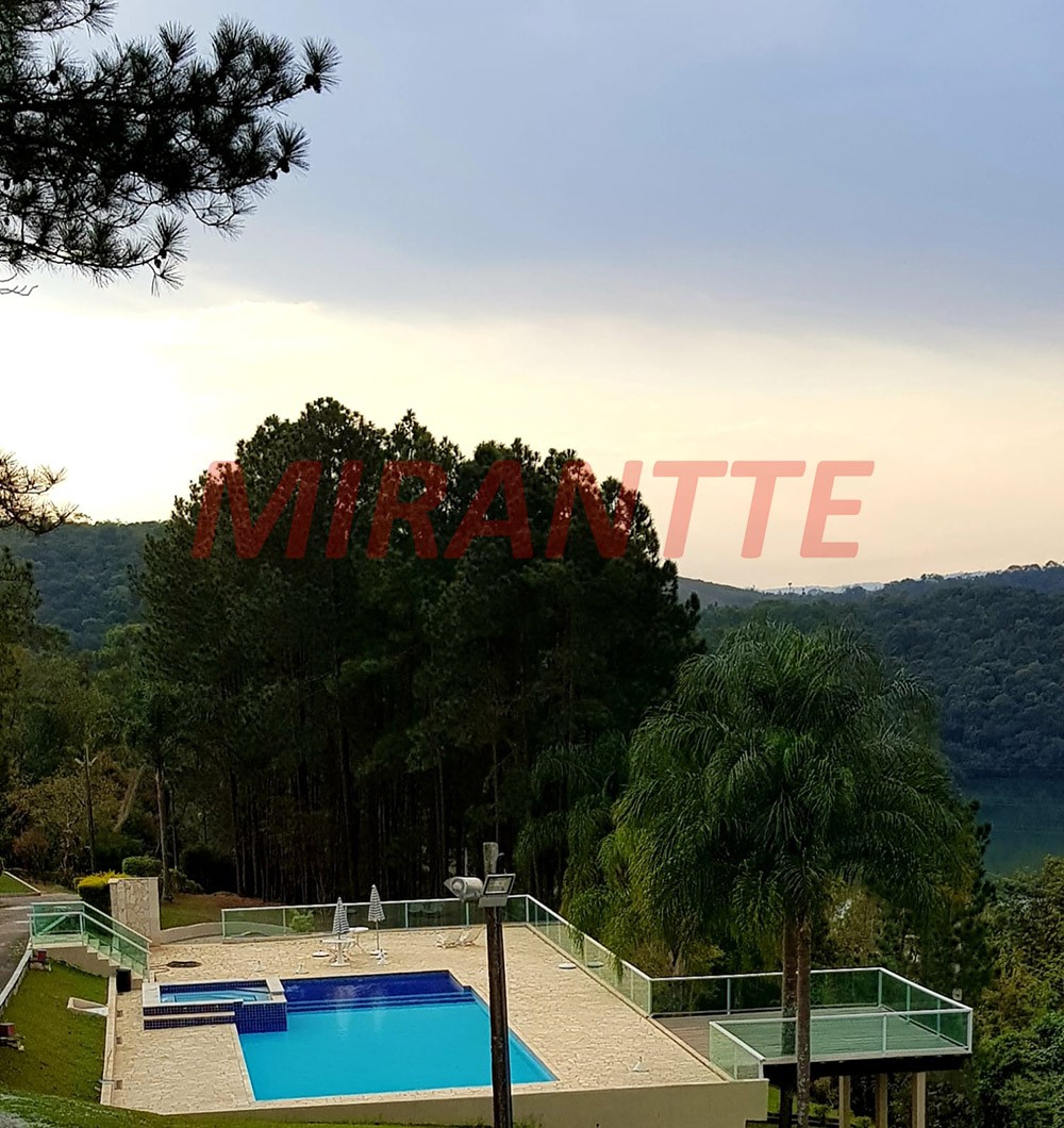 Sobrado de 360m² com 3 quartos em Serra da Cantareira
