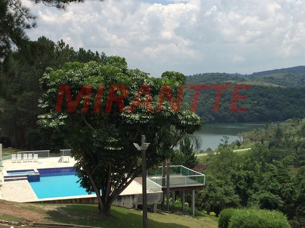 Sobrado de 360m² com 3 quartos em Serra da Cantareira