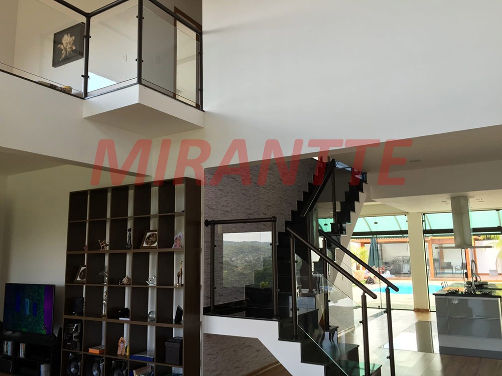 Sobrado de 360m² com 3 quartos em Serra da Cantareira