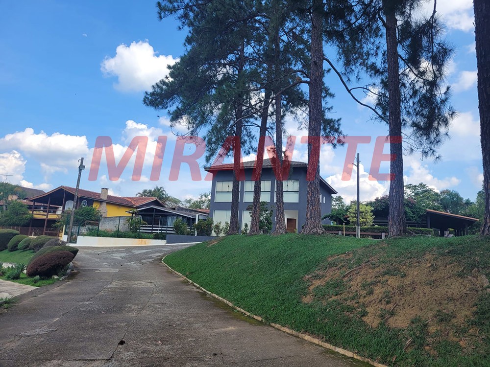 Sobrado de 360m² com 3 quartos em Serra da Cantareira