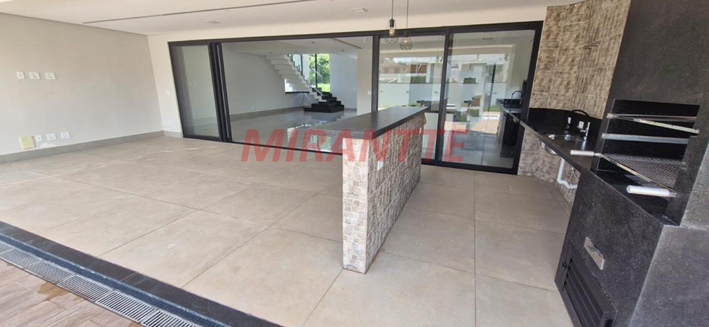 Sobrado de 297m² com 3 quartos em Itapetinga