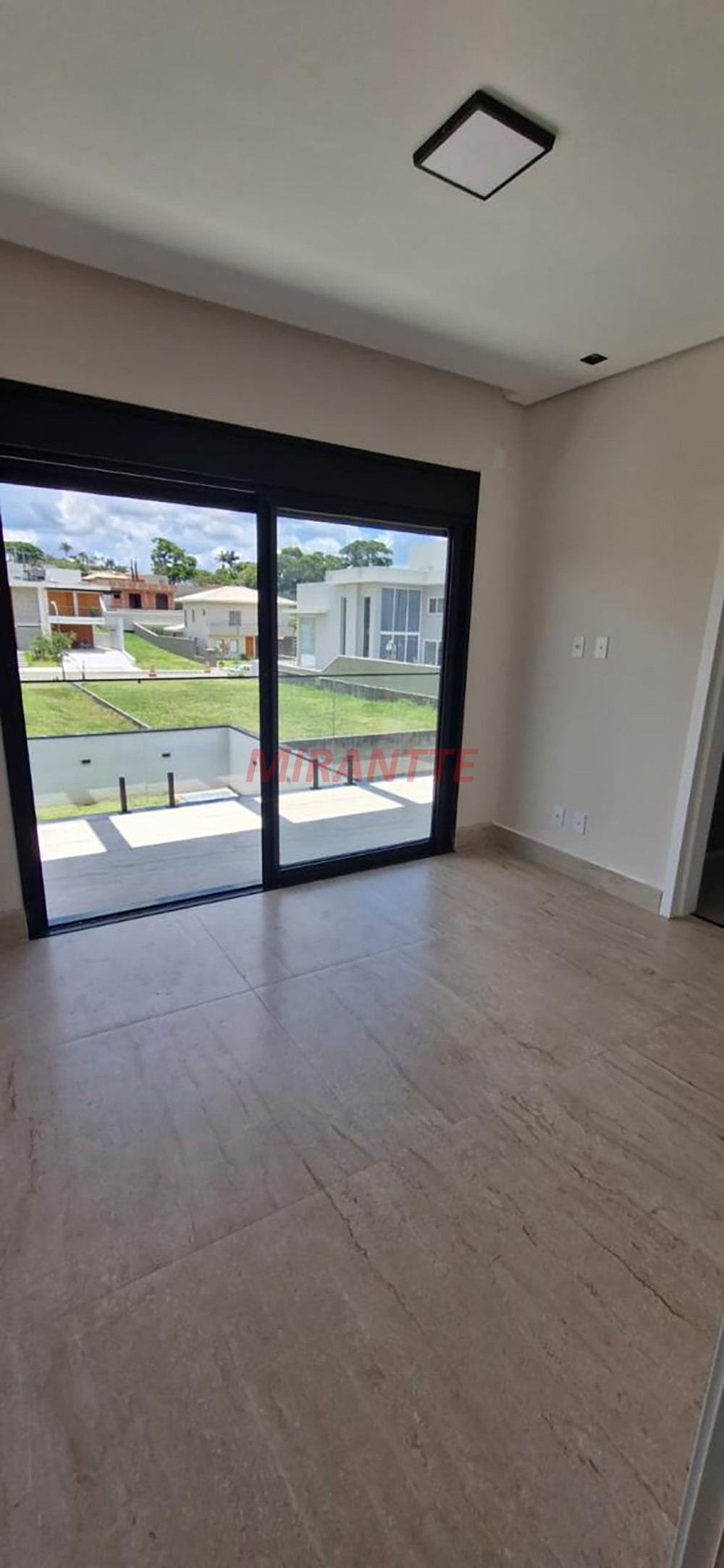 Sobrado de 297m² com 3 quartos em Itapetinga