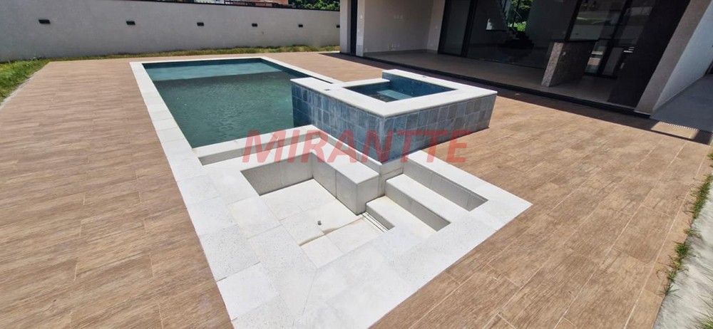 Sobrado de 297m² com 3 quartos em Itapetinga