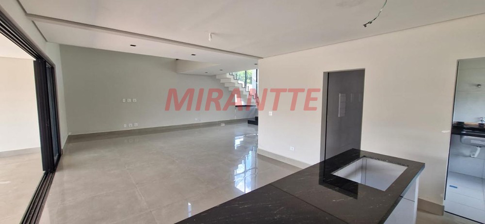 Sobrado de 297m² com 3 quartos em Itapetinga